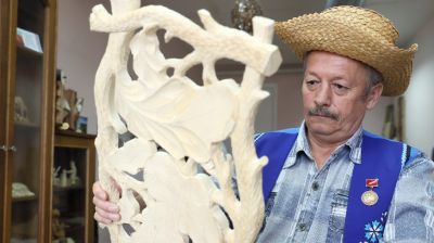Народный мастер Валерий Минков работает в агрогородке Иваки Добрушского района