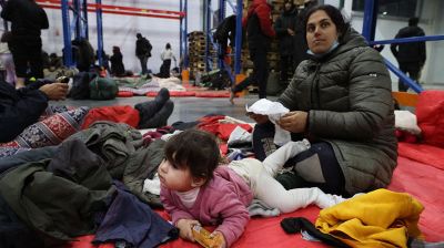 Беженцы располагаются на ночлег в логистическом центре