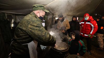 Беженцев обеспечивают горячим питанием