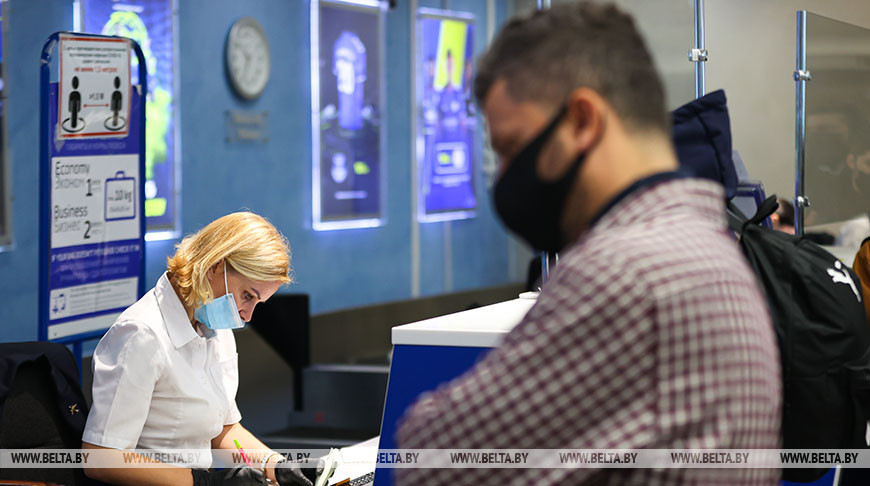 Беженцы проходят регистрацию на спецрейс в Ирак в Национальном аэропорту Минск