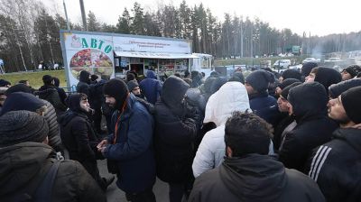 В пункте размещения беженцев в ТЛЦ открылась автолавка