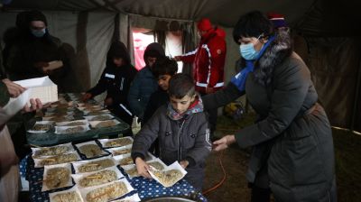 Беженцев обеспечили горячим питанием