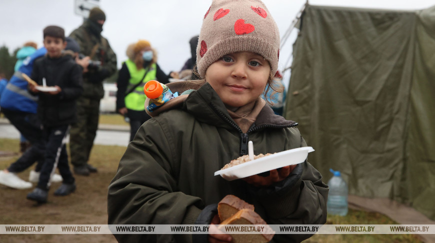 Беженцам на границе продолжают оказывать разнообразную помощь