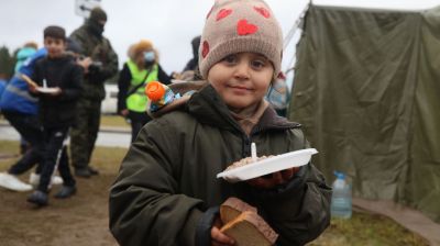 Беженцам на границе продолжают оказывать разнообразную помощь