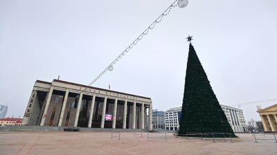 На Октябрьской площади столицы украшают елку
