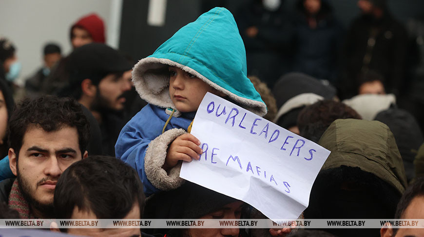 Беженцы устроили митинг возле ТЛЦ