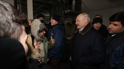 Лукашенко приехал к беженцам в ТЛЦ возле "Брузгов"