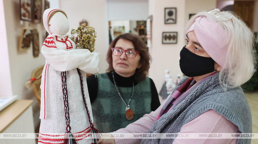 Выставка сувениров ручной работы и гобеленов открылась в Витебске