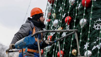 На Октябрьской площади в Минске украшают главную елку страны