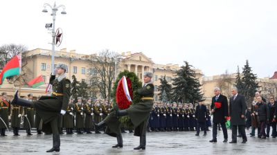 Участники сессии Парламентского собрания возложили цветы к монументу Победы