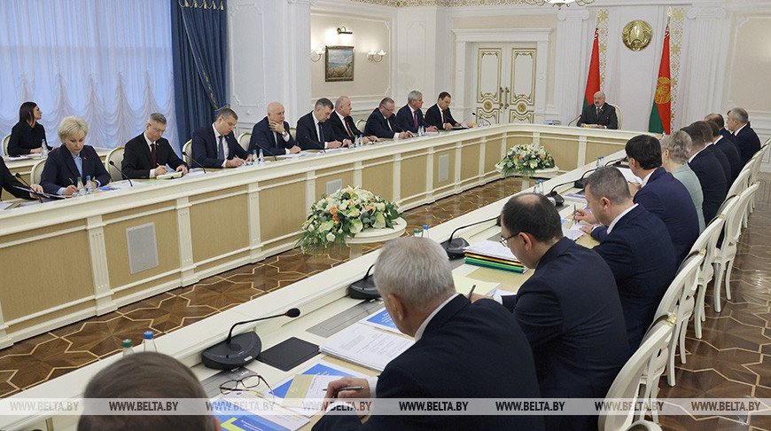 Проект бюджета на 2022 год обсудили на совещании у Лукашенко