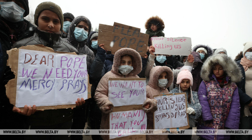 Беженцы устроили стихийный митинг в ТЛЦ