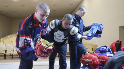 Коньки, клюшки, форму подарила Федерация хоккея воспитанникам колонии в Бобруйске