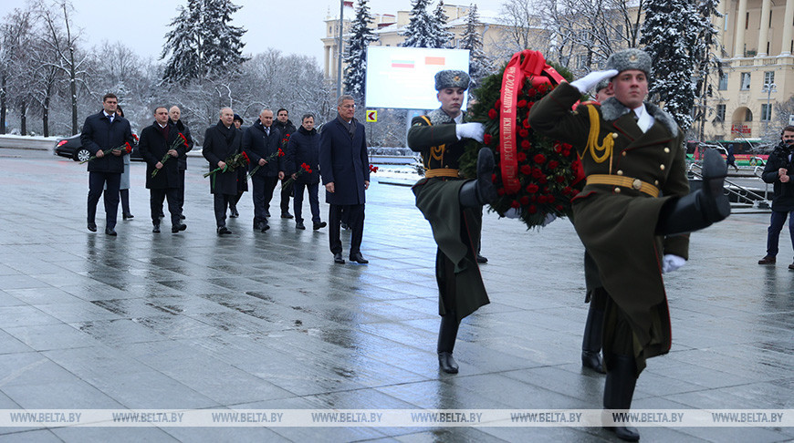 Глава Башкортостана возложил венок к монументу Победы