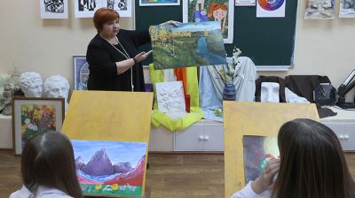Более 40 детей занимаются рисованием в детской школе искусств в Горках