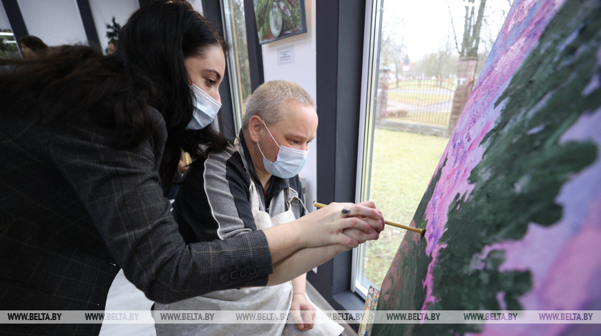 Первая в Беларуси арт-галерея творчества инвалидов из домов-интернатов открылась в Минске