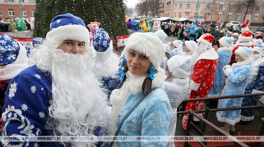 Карнавал Дедов Морозов и Снегурочек прошел в Новобелицком районе Гомеля