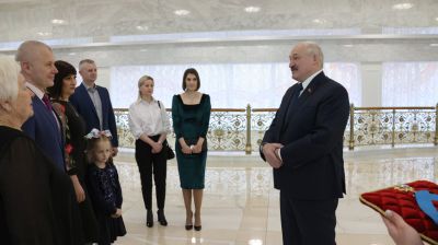 Лукашенко вручил космонавту Олегу Новицкому орден Дружбы народов