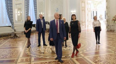 Для Олега Новицкого и его семьи провели экскурсию по Дворцу Независимости