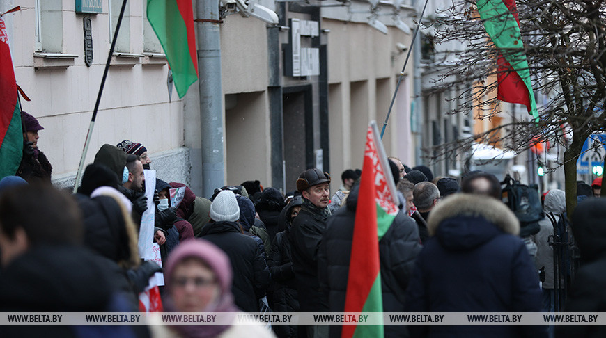 Белорусы собрались на пикет у посольства Великобритании в Минске