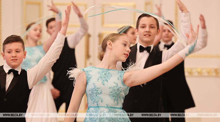 В Коссовском дворце провели областной новогодний бал для молодежи