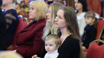 Орден Матери вручили 29 жительницам Минской области