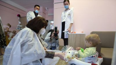 Кочанова посетила маленьких пациентов РНПЦ детской онкологии