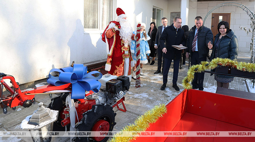Снопков вручил подарки многодетной семье в преддверии Нового года