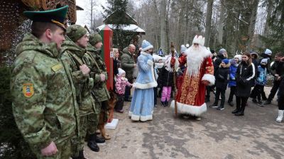 Белорусский Дед Мороз отдал пограничникам приказ пропустить Новый год через границу