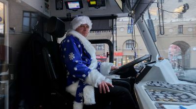Деды Морозы сели за руль общественного транспорта в Минске
