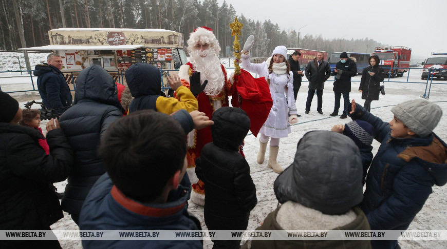 К детям беженцев пришли Дед Мороз и Снегурочка