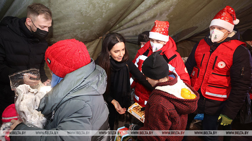 Певица Зара посетила беженцев в ТЛЦ