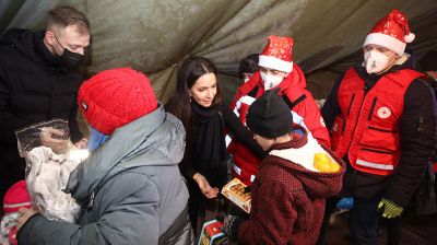 Певица Зара посетила беженцев в ТЛЦ