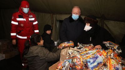 Сладкие подарки для детей беженцев привезли на белорусско-польскую границу