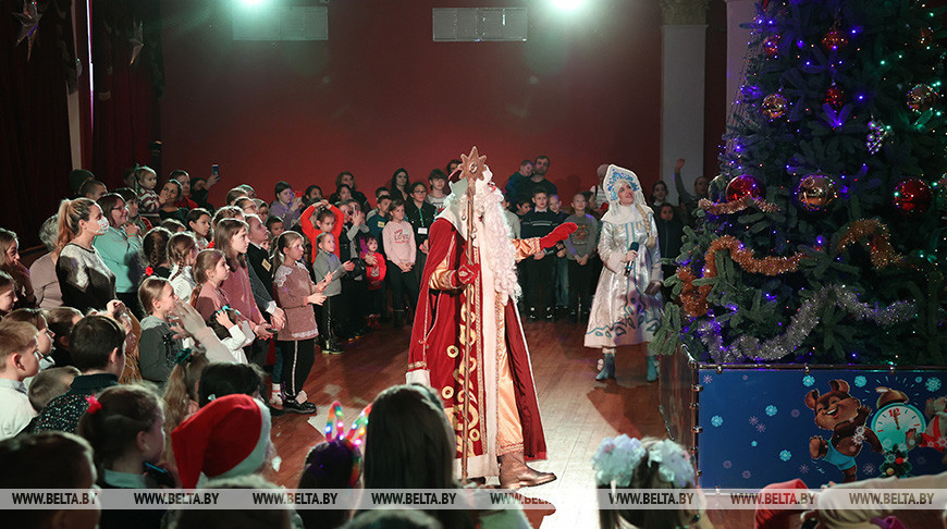 Областная елка Красного Креста собрала 200 детей в Гомельском театре кукол