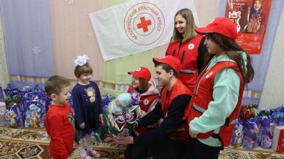 Воспитанники Витебского детского дома получили подарки с "Новогодней елки желаний"