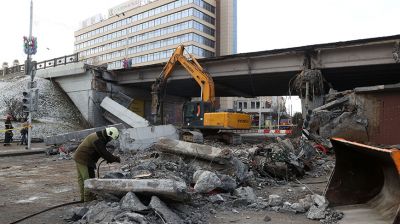 В Минске обрушилась пешеходная часть моста через ул.Немига