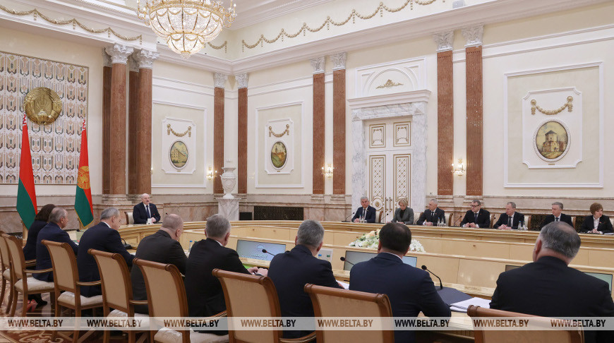 Предложения граждан по изменениям в Конституцию обсудили на совещании у Лукашенко