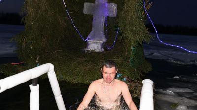 Окунание в купель на Крещение прошло на столичном водохранилище Дрозды