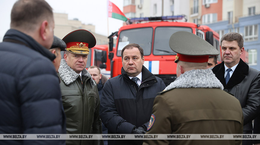 Головченко вручил госнаграды сотрудникам МЧС и передал пожарную аварийно-спасательную технику