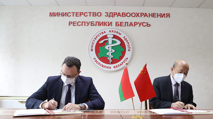 Пиневич и посол Китая подписали документы о передаче 3 млн вакцин против COVID-19