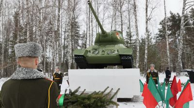 Делегация Тывы и руководство Гомельской области возложили цветы к братской могиле в Октябрьском районе