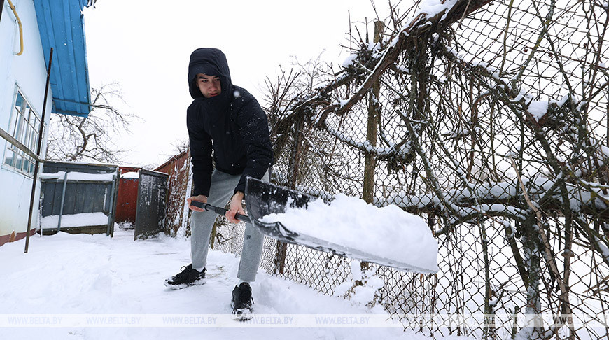Молодежь помогает пожилым людям в уборке снега в Белыничском районе