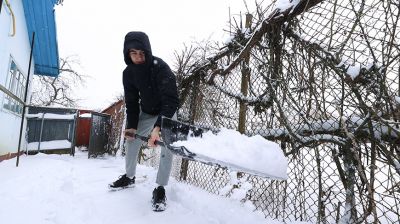 Молодежь помогает пожилым людям в уборке снега в Белыничском районе