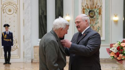 Лукашенко вручил государственные награды заслуженным деятелям