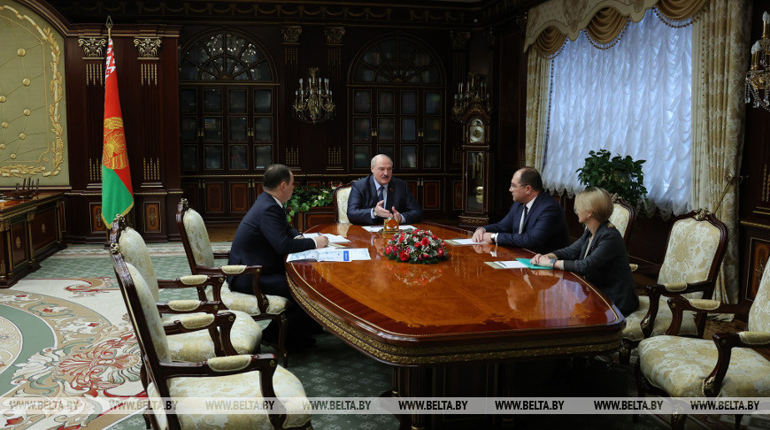Лукашенко принял с докладом премьер-министра, а также руководителей "Беларуськалия" и БКК