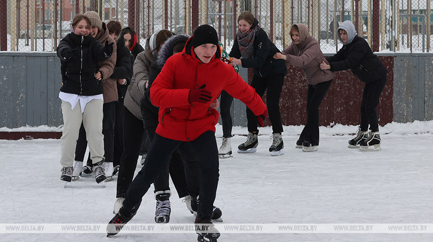 В школах Могилева учащиеся осваивают катание на коньках и лыжах