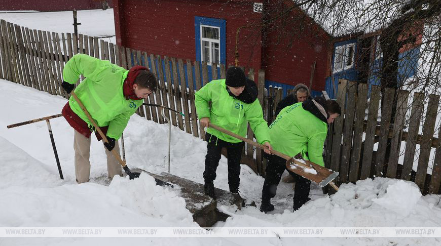 Волонтеры БРСМ в Витебске помогают пожилым людям в уборке снега