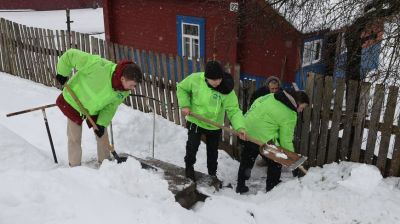 Волонтеры БРСМ в Витебске помогают пожилым людям в уборке снега
