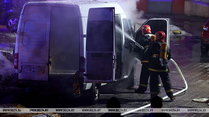 На улице Энгельса в Минске горел микроавтобус